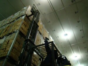 As placas de leitura a longa distância são soluções avançadas para a identificação de produtos a partir de grandes distâncias, geralmente acima de 1,5 metros. Idealmente projetadas para centros de distribuição e armazéns com estruturas altas ou áreas com pouca iluminação, essas placas facilitam a leitura de códigos de barras em locais onde a leitura convencional pode ser um desafio.
