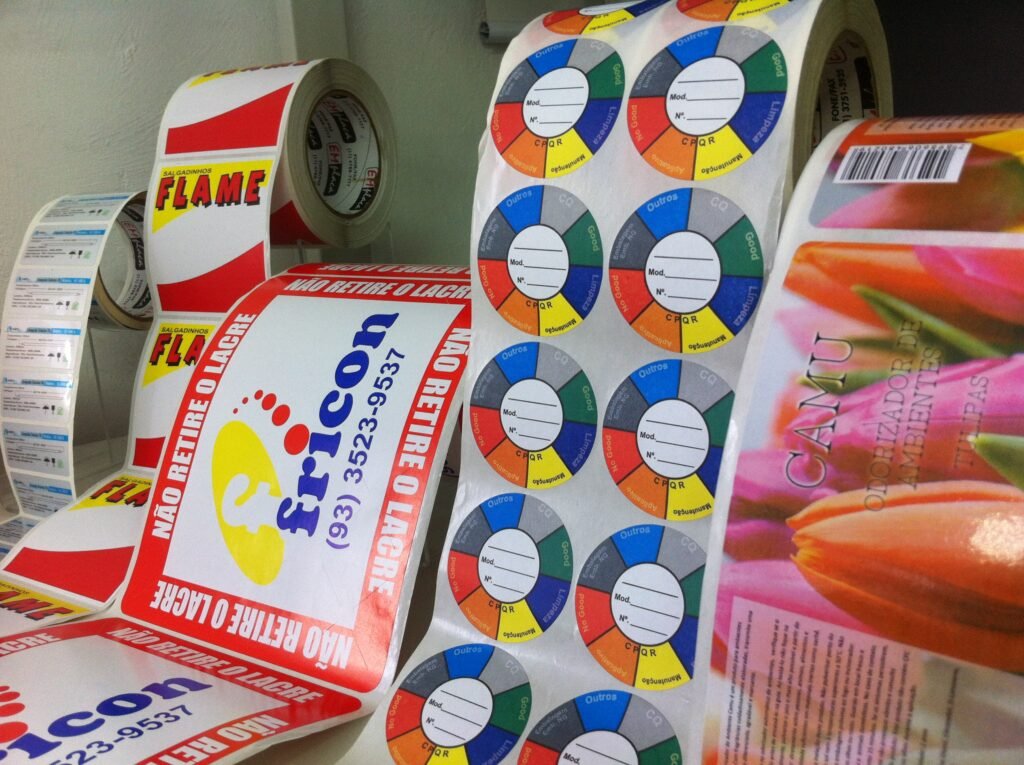 As etiquetas adesivas personalizadas podem ser utilizadas em diversos setores e aplicações, oferecendo uma solução completa para a identificação e organização de produtos.