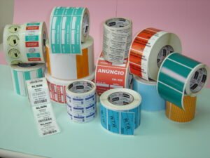 As etiquetas adesivas personalizadas podem ser utilizadas em diversos setores e aplicações, oferecendo uma solução completa para a identificação e organização de produtos.