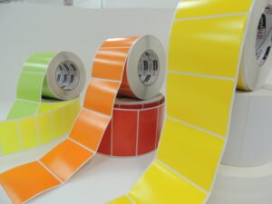 Descubra tudo sobre as etiquetas em papel couchê! A solução econômica e versátil para identificar seus produtos. Conheça as vantagens, desvantagens e as melhores aplicações para o papel couchê. Ideal para empresas que buscam qualidade e custo-benefício.